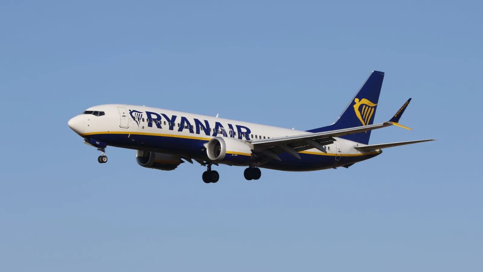 Ryanair-Flugzeug im Landeanflug vor blauem Himmel