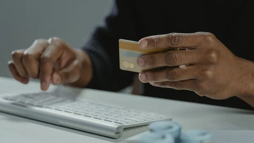 Kreditkarte und Tastatur: Online-Shopping mit Zahlungskarte am Schreibtisch