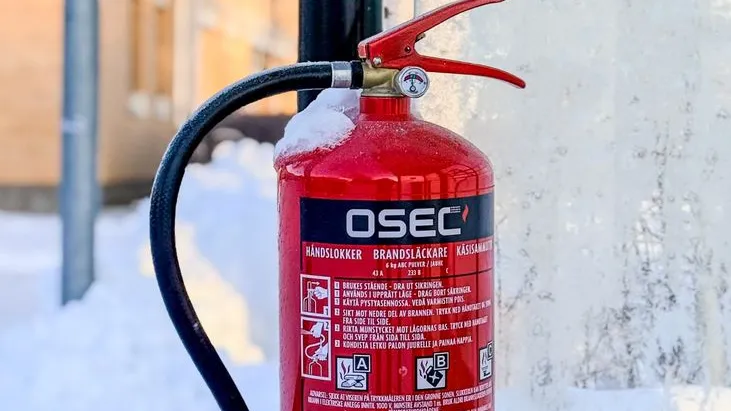 Feuerlöscher OSEC mit Schnee bedeckt im Freien, Winterliche Aufnahme