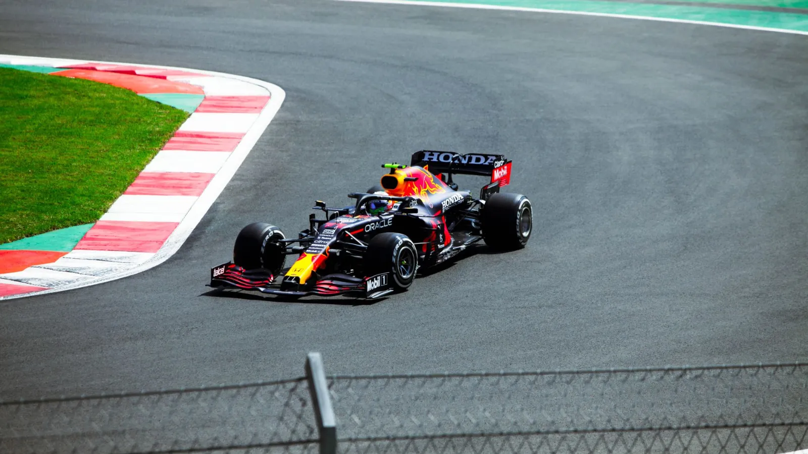 Formel-1-Rennwagen von Red Bull Racing auf der Rennstrecke von Spielberg, Österreich