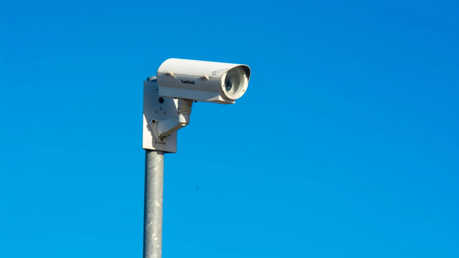 Überwachungskamera CamTech auf einem Mast vor blauem Himmel