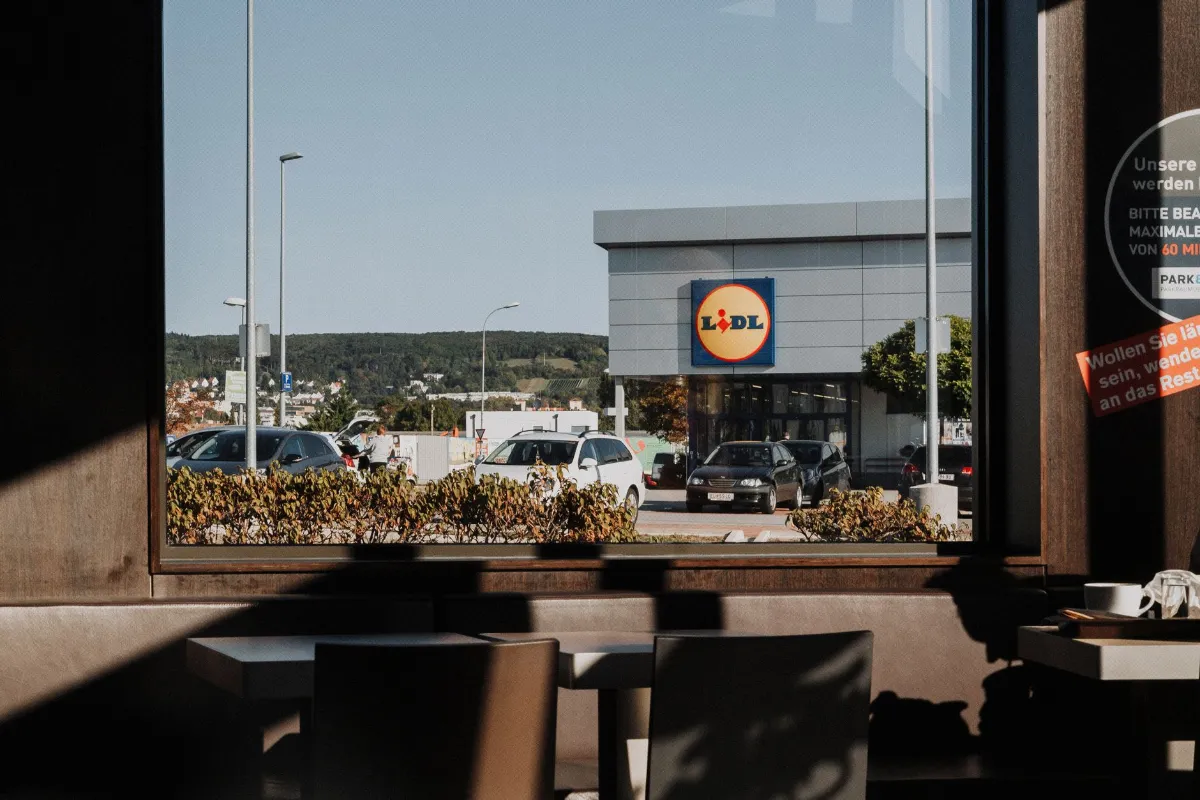 Lidl-Filiale mit Parkplatz und Autos vor dem Gebäude in Österreich