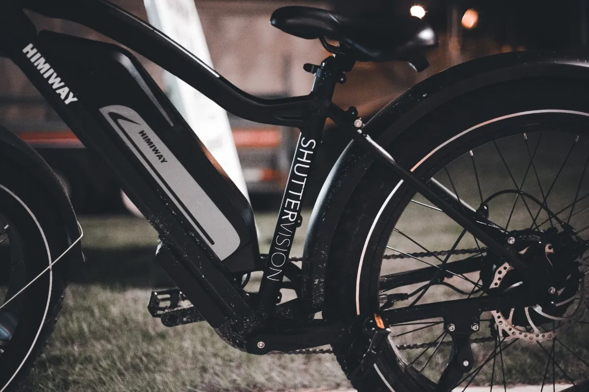 Himiway E-Bike mit "SHUTTERVISION" Schriftzug am Rahmen, Nahaufnahme