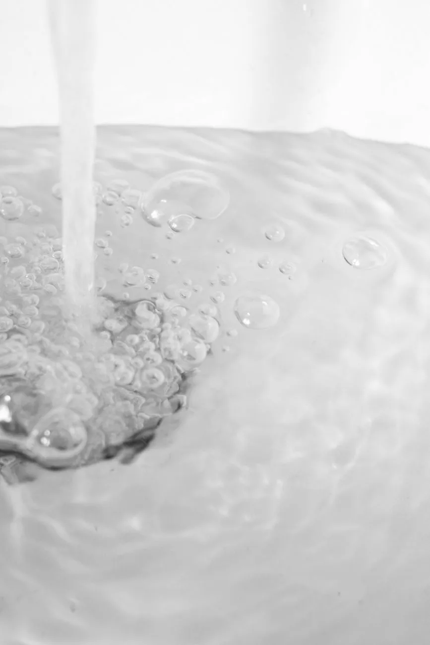 Wasser fließt in ein Becken mit vielen aufsteigenden Luftblasen und Wellen.
