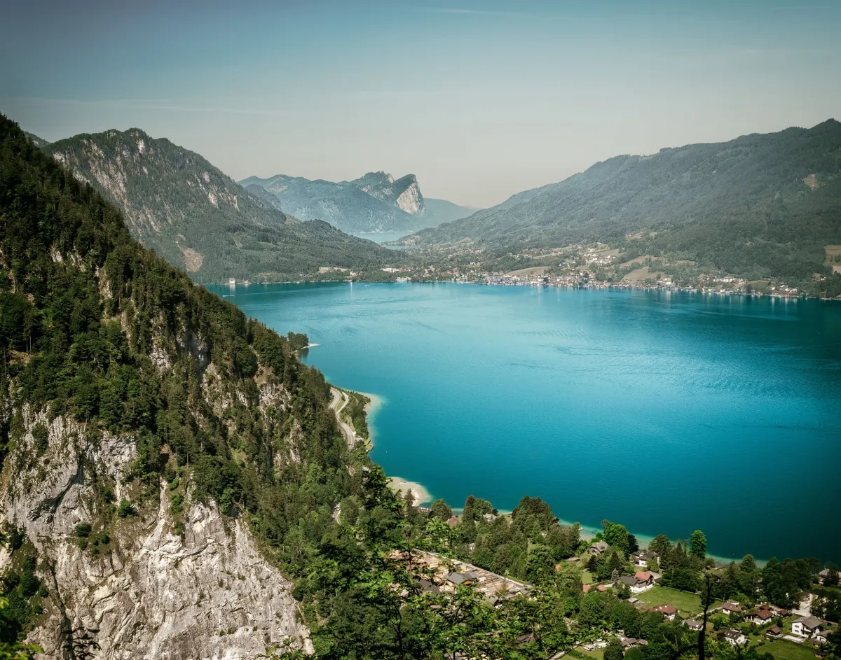 Wolfgangsee mit Bergen und Häusern in St. Wolfgang, Oberösterreich