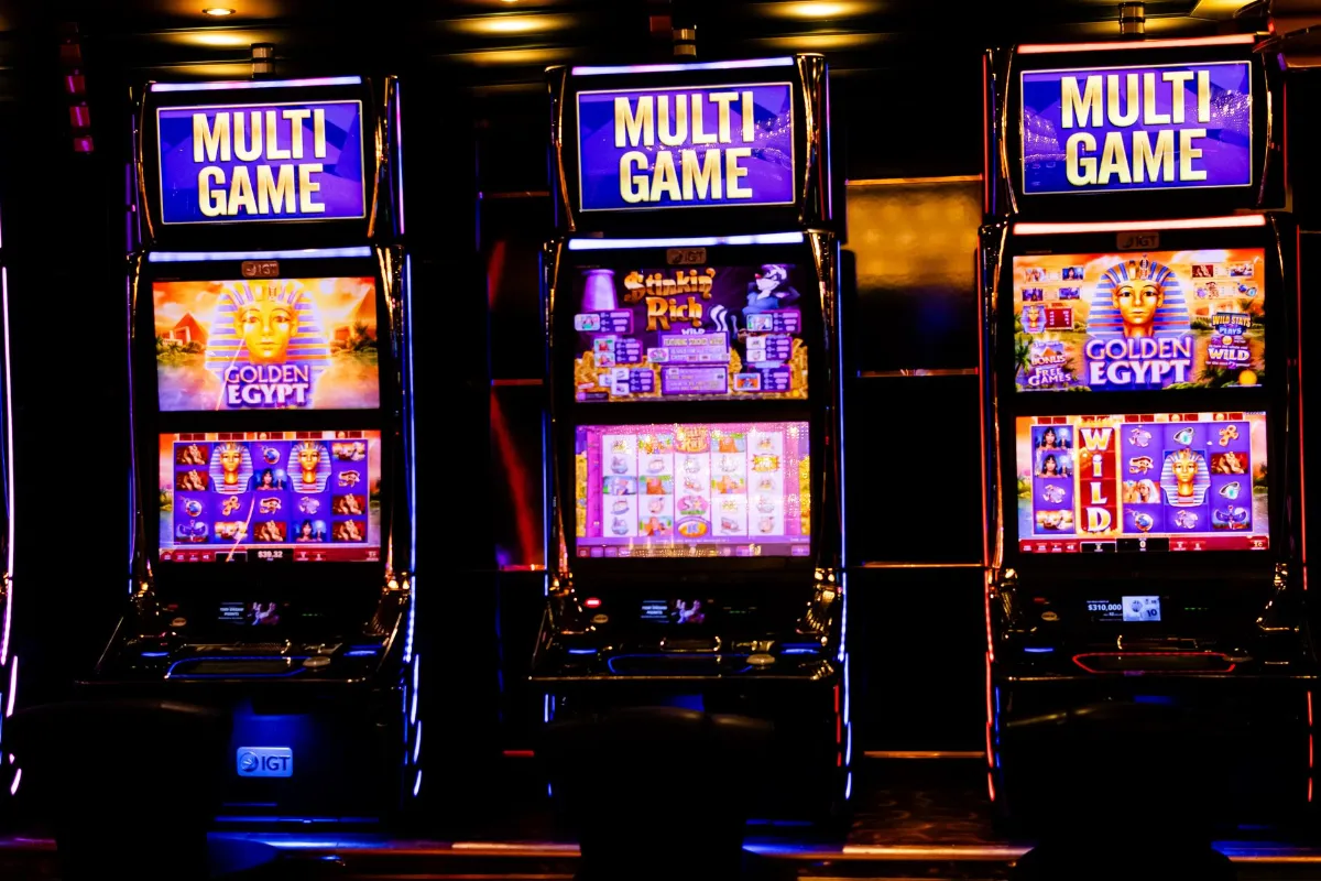 Glücksspielautomaten mit "Multi Game"-Anzeige und Motiven wie "Golden Egypt" in einem Casino