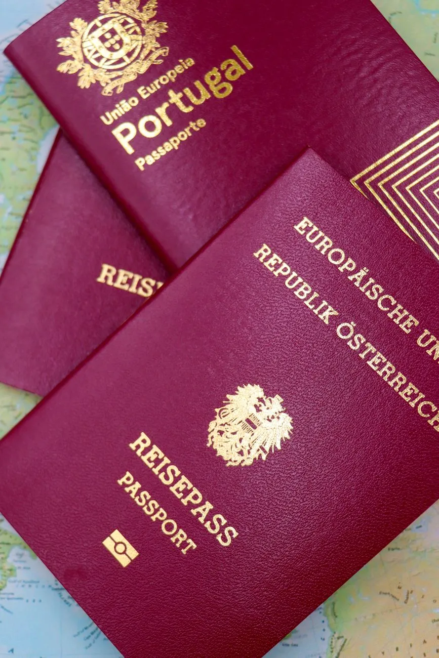 Reisepass Österreich und Portugal auf einer Landkarte