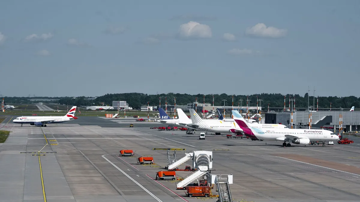 Flugzeuge von Eurowings, SAS und British Airways am Flughafen, Flugzeuge parken am Terminal