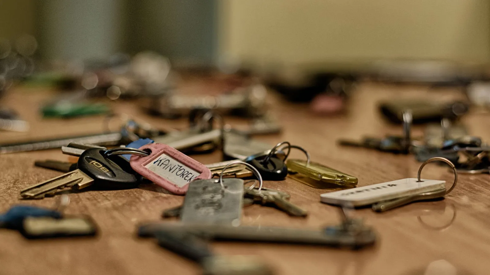Schlüsselbund mit Schlüsselanhänger "Kantorei" und weiteren Schlüsseln auf Holztisch