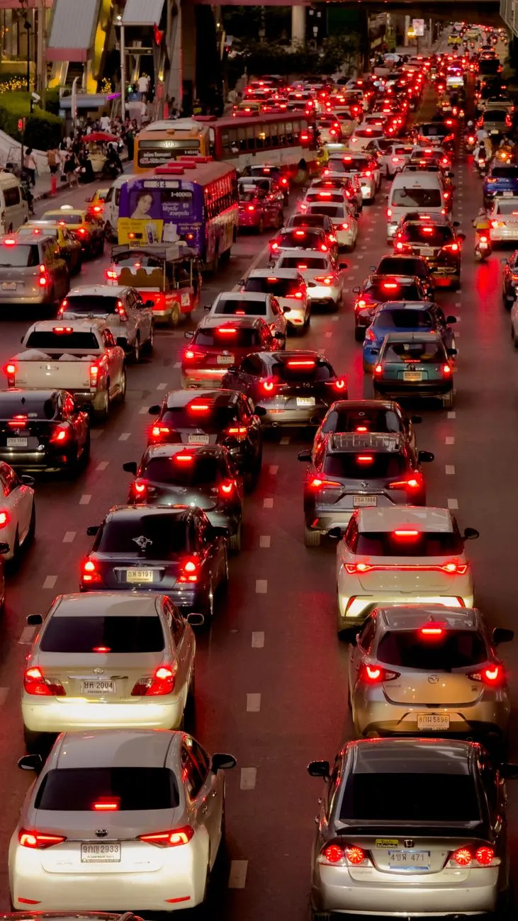 Stau auf mehrspuriger Straße mit vielen Autos und Bussen in Bangkok