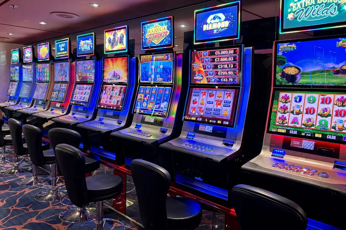 Spielautomaten im Casino mit leuchtenden Bildschirmen und Sitzgelegenheiten