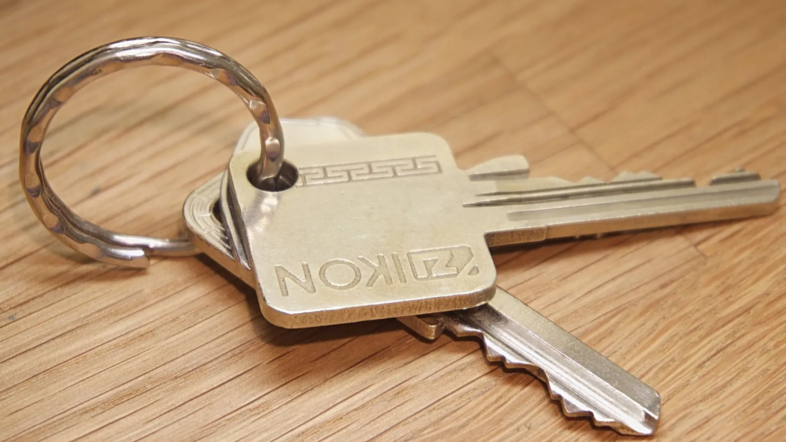 Schlüsselbund mit zwei Schlüsseln der Marke IKON auf Holzboden