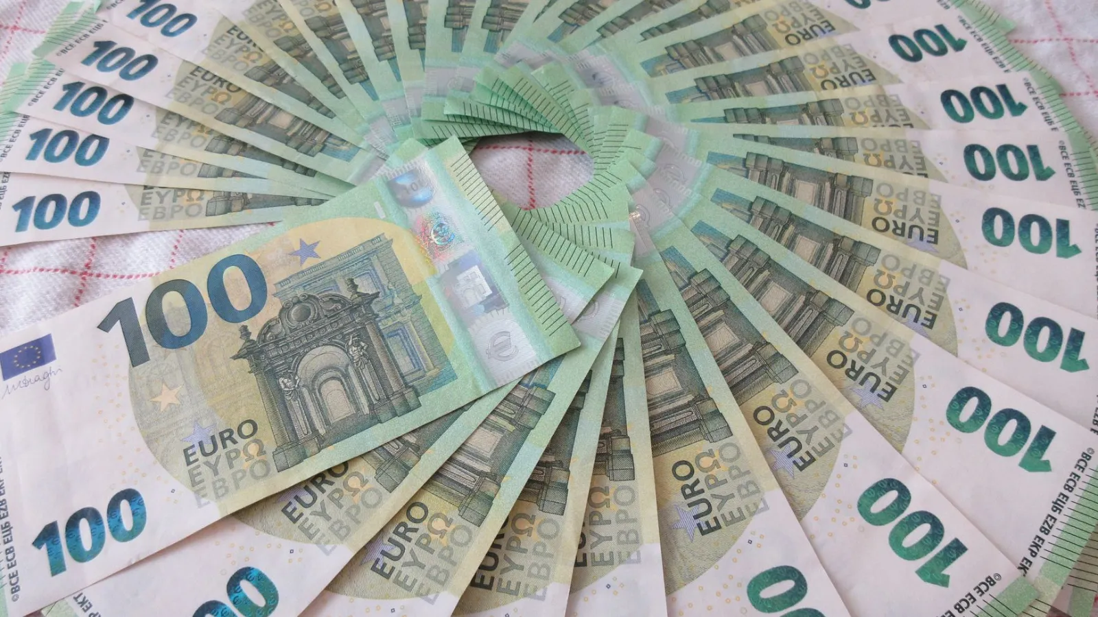 100-Euro-Scheine als Fächer angeordnet auf einem Tisch