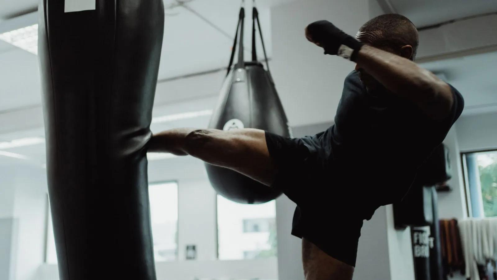Boxer trainiert mit Sandsack in einem Fitnessstudio in Wien