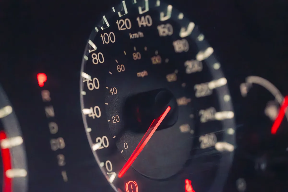 Tachometer im Auto zeigt unter 20 km/h an, Warnleuchten sind aktiv