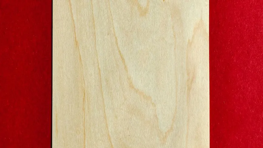 Holzmaserung neben rotem Hintergrund