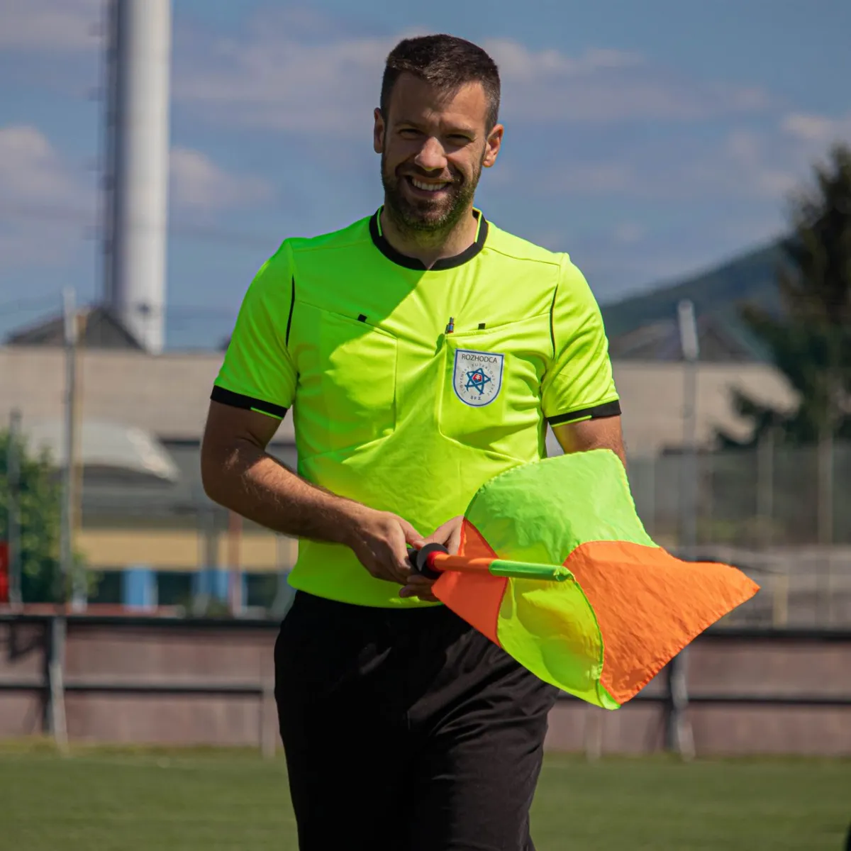 Schiedsrichter mit Fahne auf Fußballfeld in Österreich