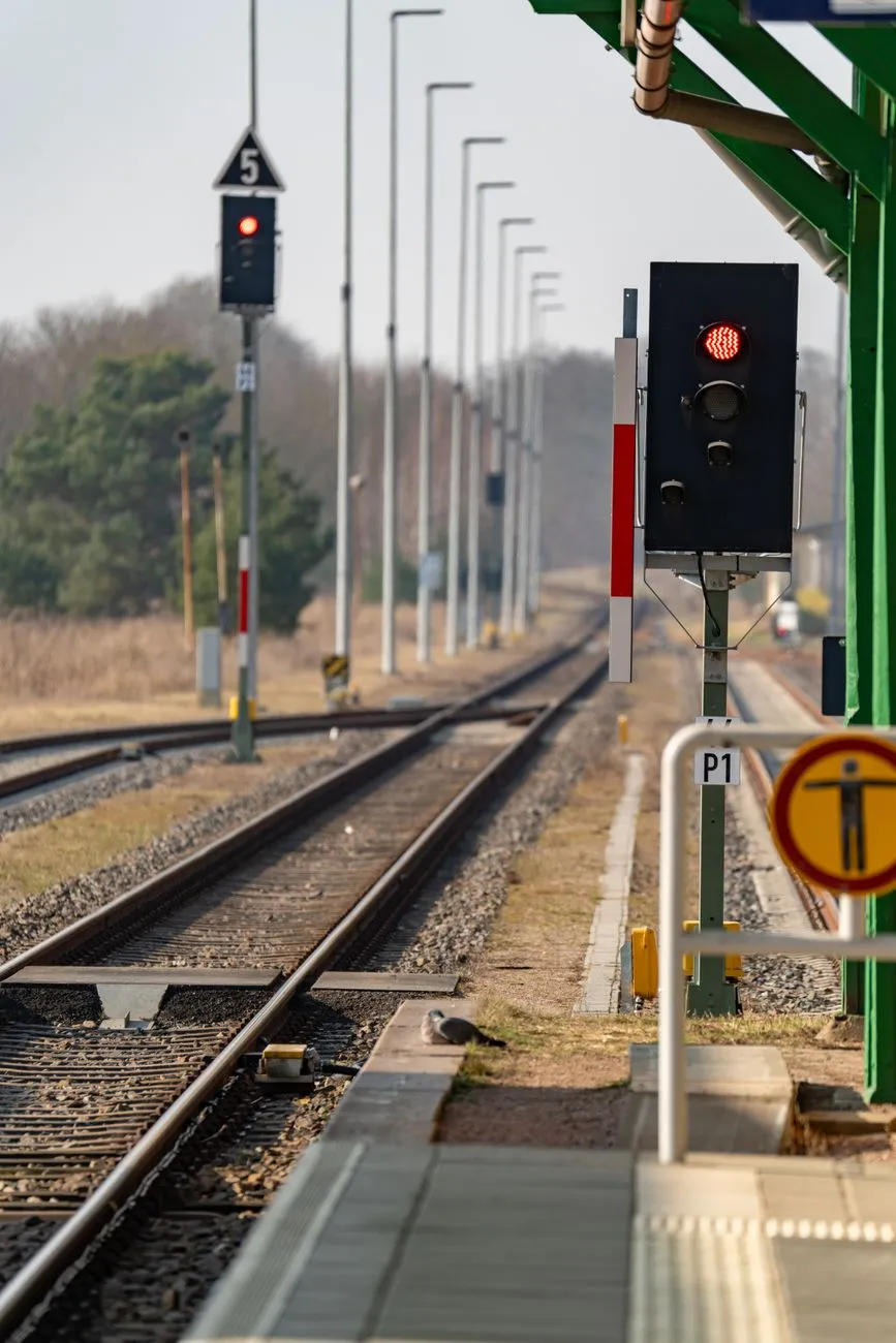 Bahnsignale mit rotem Licht und Nummer 5, Gleise und Bahnsteig in Österreich