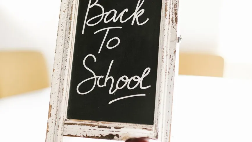 Schwarzes Brett mit "Back To School" Schriftzug in weißer Kreide, Vintage-Rahmen