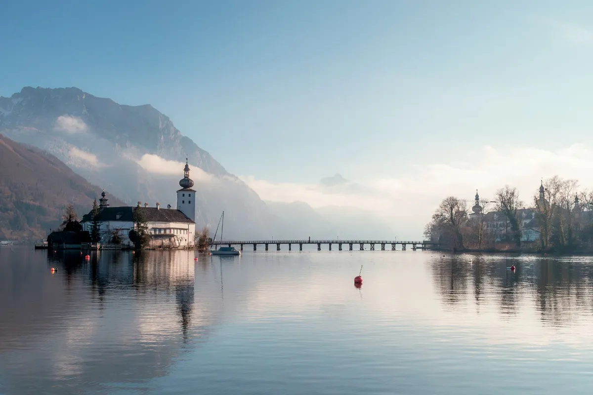 Schloss Ort auf dem Traunsee in Gmunden mit Bergkulisse und Brücke