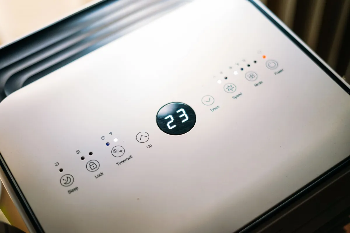 Luftreiniger-Bedienfeld mit digitaler Anzeige 23 Grad Celsius und Funktionen