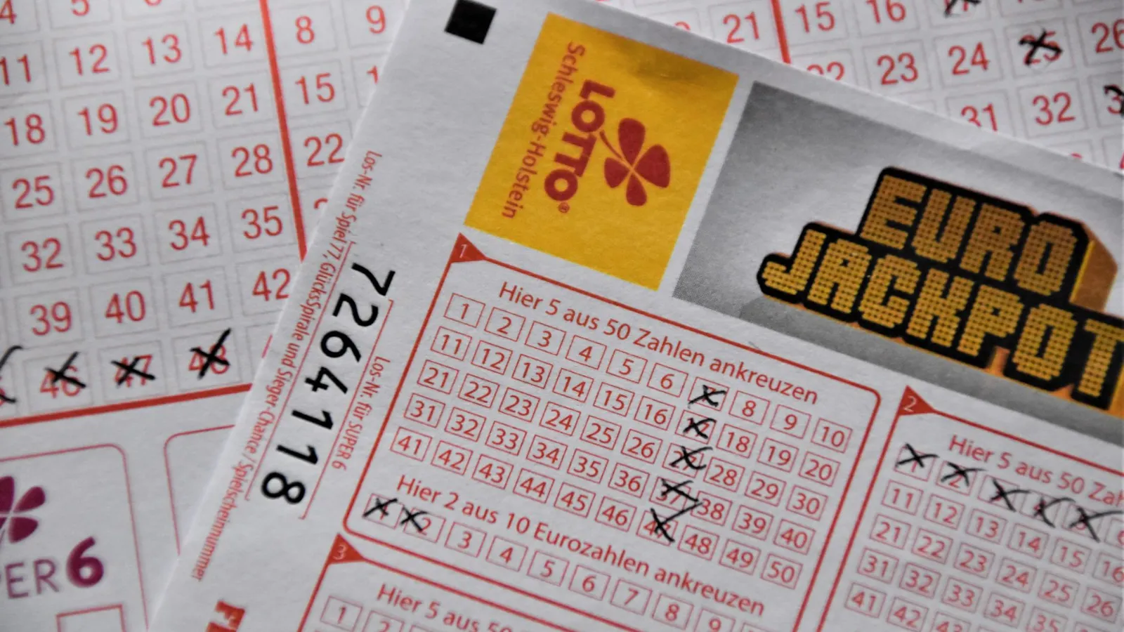 Lotto-Scheine mit angekreuzten Zahlen und Eurojackpot-Logo, Schleswig-Holstein