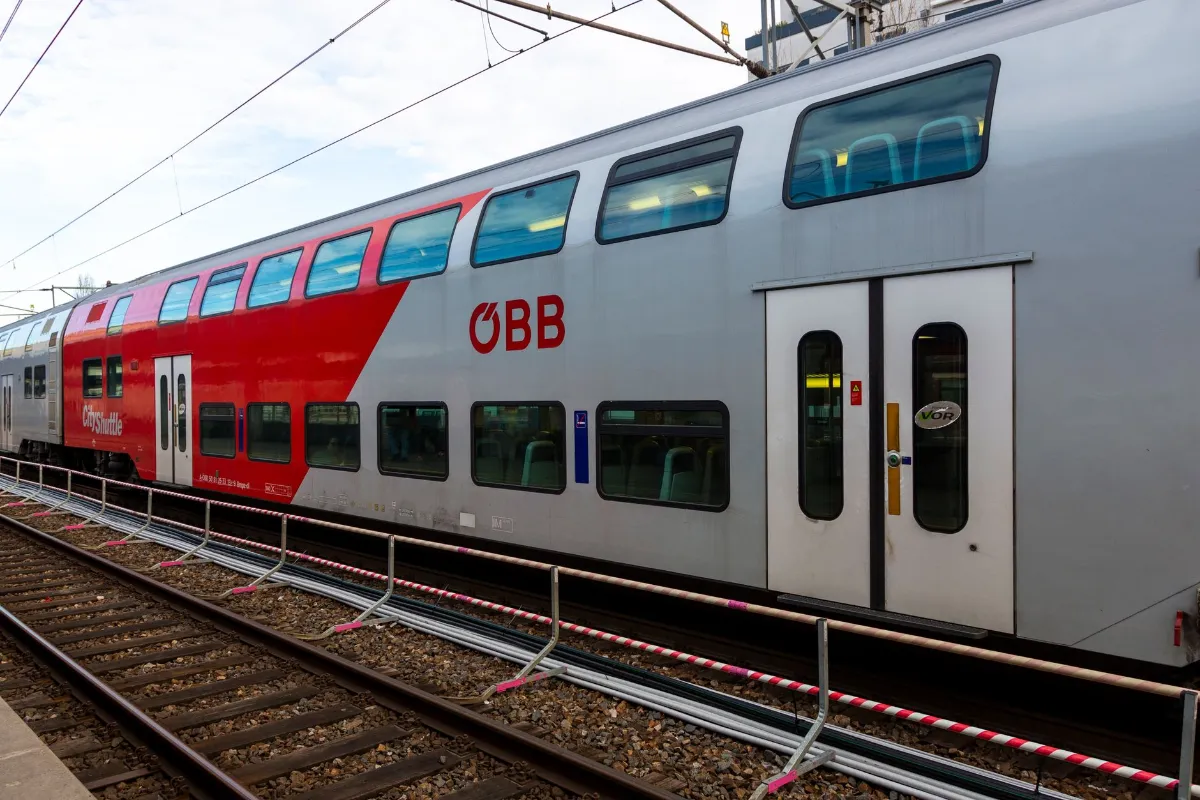 ÖBB Cityjet Doppelstockzug auf Gleisen in Österreich
